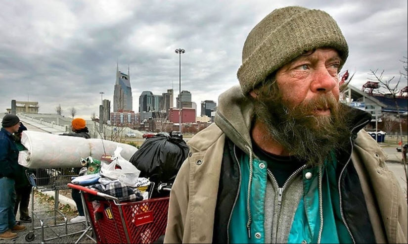 "Curso privado de indigencia aplicada": un servicio turístico de una persona sin hogar emprendedora "Curso privado de indigencia aplicada": un servicio turístico de una persona sin hogar emprendedora