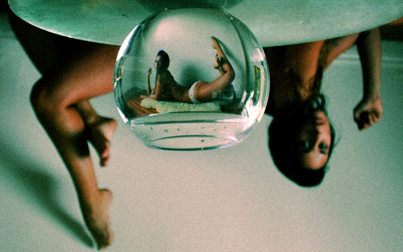 Dana desnuda, filmada a través de un acuario