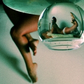 Dana desnuda, filmada a través de un acuario