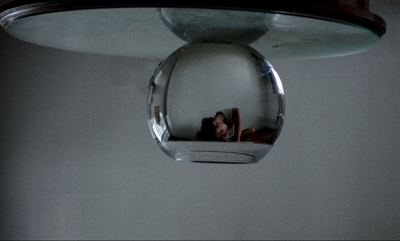 Dana desnuda, filmada a través de un acuario