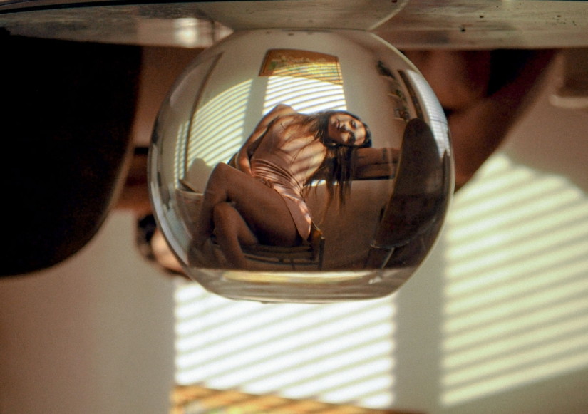 Dana desnuda, filmada a través de un acuario