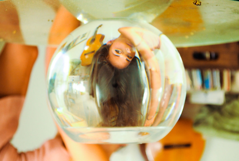 Dana desnuda, filmada a través de un acuario