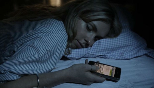 Dangerous to health: scientists explained why you should not sleep with a smartphone Dangerous to health: scientists explained why you should not sleep with a smartphone