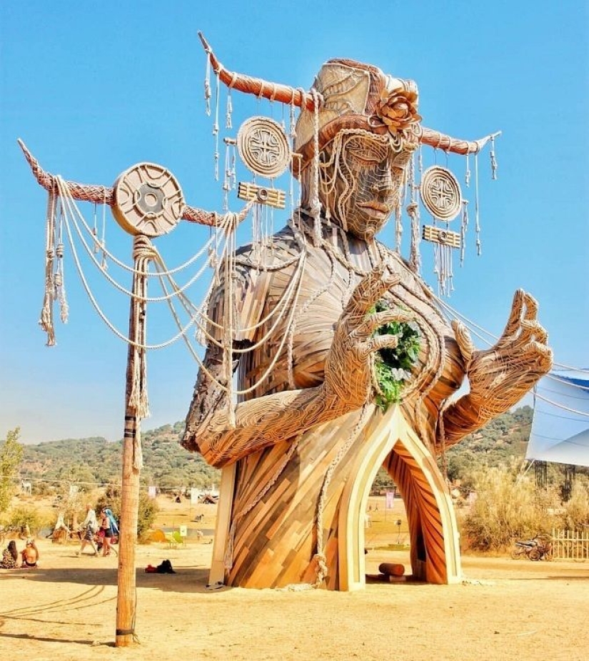 Daniel Popper's audiovisual sculptures creating the atmosphere of festivals Daniel Popper's audiovisual sculptures creating the atmosphere of festivals