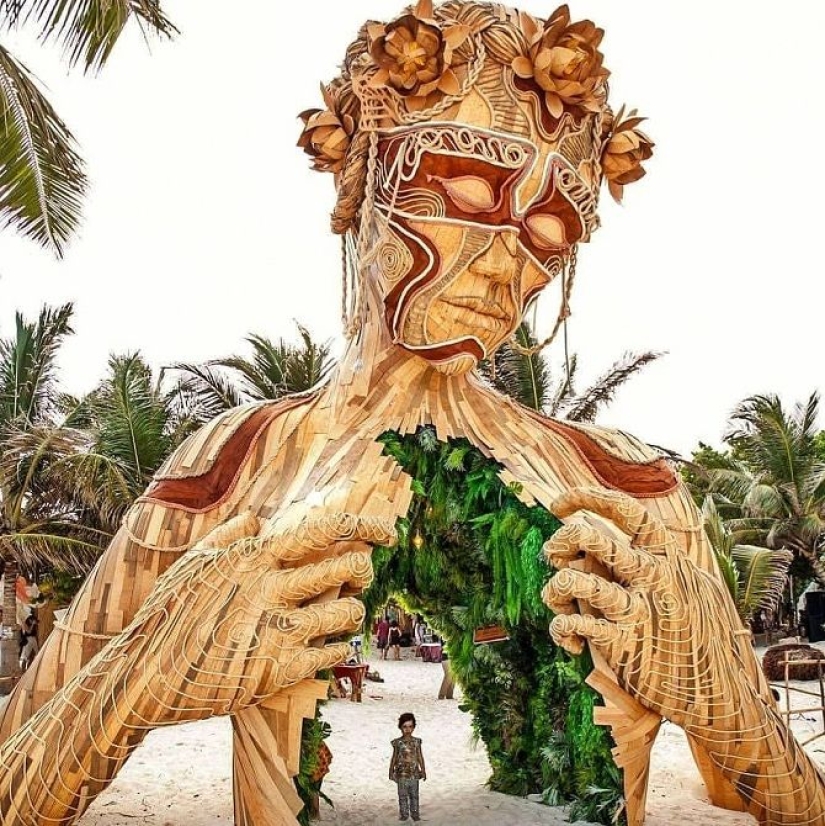 Daniel Popper's audiovisual sculptures creating the atmosphere of festivals Daniel Popper's audiovisual sculptures creating the atmosphere of festivals