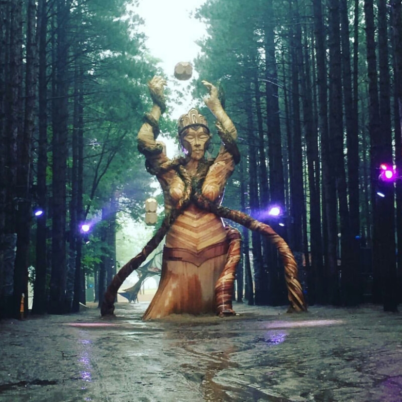 Daniel Popper's audiovisual sculptures creating the atmosphere of festivals Daniel Popper's audiovisual sculptures creating the atmosphere of festivals