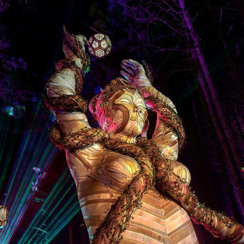 Daniel Popper's audiovisual sculptures creating the atmosphere of festivals Daniel Popper's audiovisual sculptures creating the atmosphere of festivals