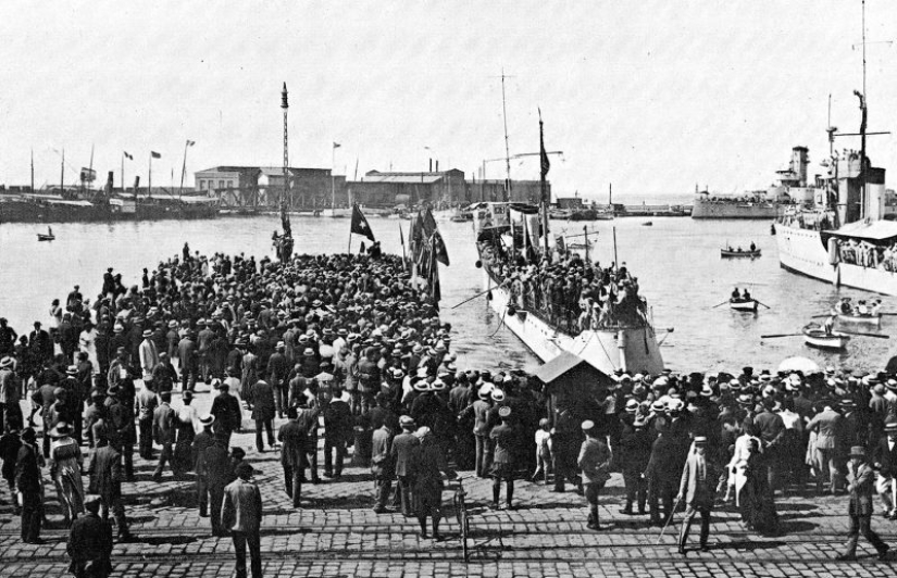 D'Annunzio and his Republic of Fiume: Nudist soldiers, air pirates and free cocaine