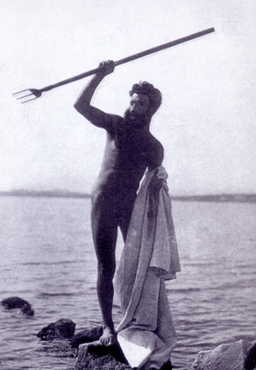 D'Annunzio and his Republic of Fiume: Nudist soldiers, air pirates and free cocaine