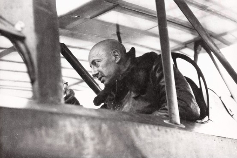 D'Annunzio y su República de Fiume: soldados nudistas, piratas aéreos y cocaína gratis