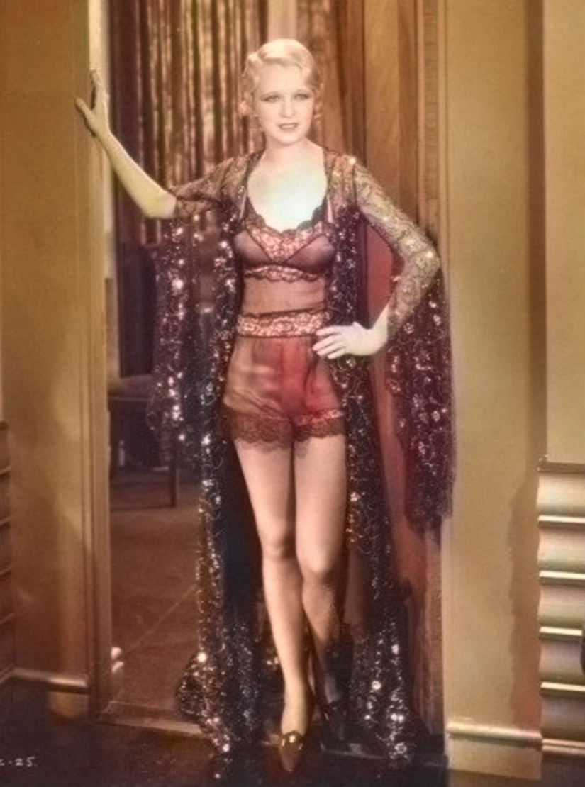 De corsés a rayas finas: cómo ha cambiado la ropa interior en 100 años De corsés a rayas finas: cómo ha cambiado la ropa interior en 100 años