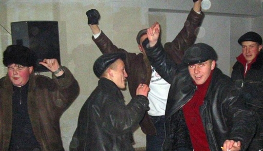 De la aldea a la discoteca en la vuelta de los siglos: elegante, divertido y muy peligroso De la aldea a la discoteca en la vuelta de los siglos: elegante, divertido y muy peligroso