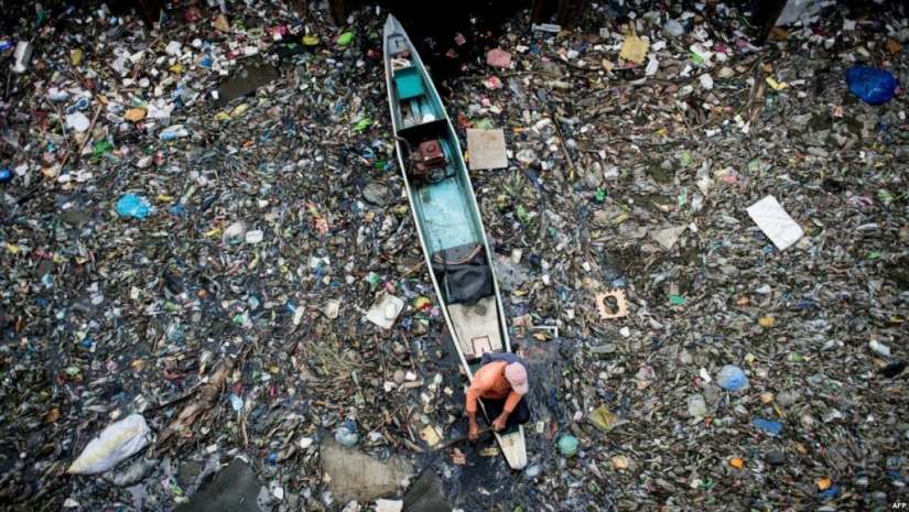 Dead water: what does Chitarum look like - the dirtiest river on the planet Dead water: what does Chitarum look like - the dirtiest river on the planet