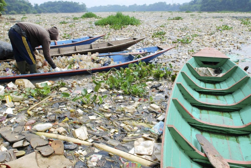 Dead water: what does Chitarum look like - the dirtiest river on the planet Dead water: what does Chitarum look like - the dirtiest river on the planet