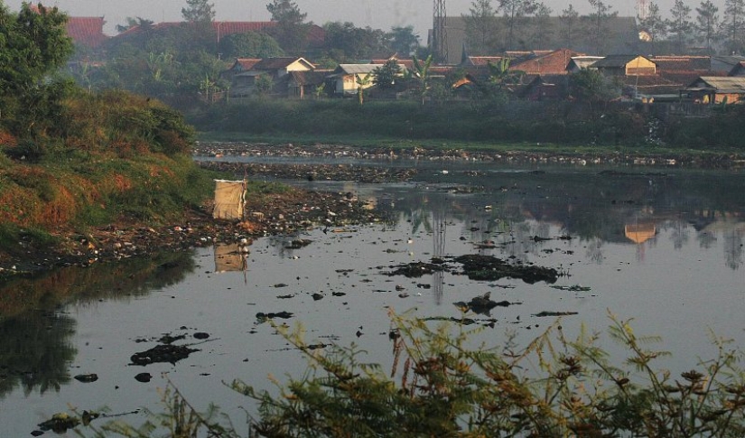 Dead water: what does Chitarum look like - the dirtiest river on the planet Dead water: what does Chitarum look like - the dirtiest river on the planet