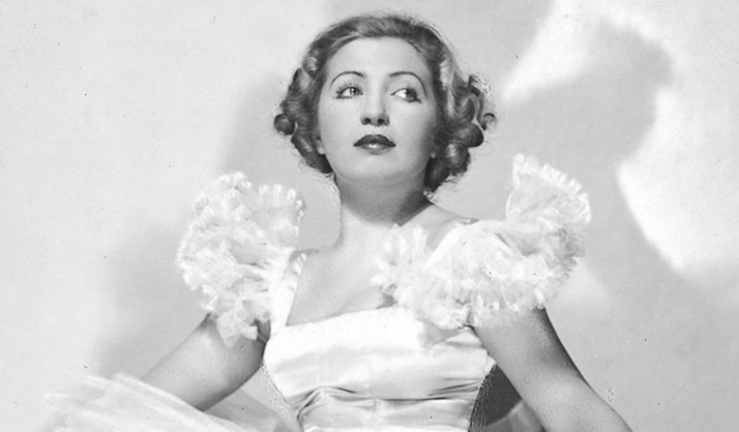 Deadly striptease in Auschwitz Deadly striptease in Auschwitz