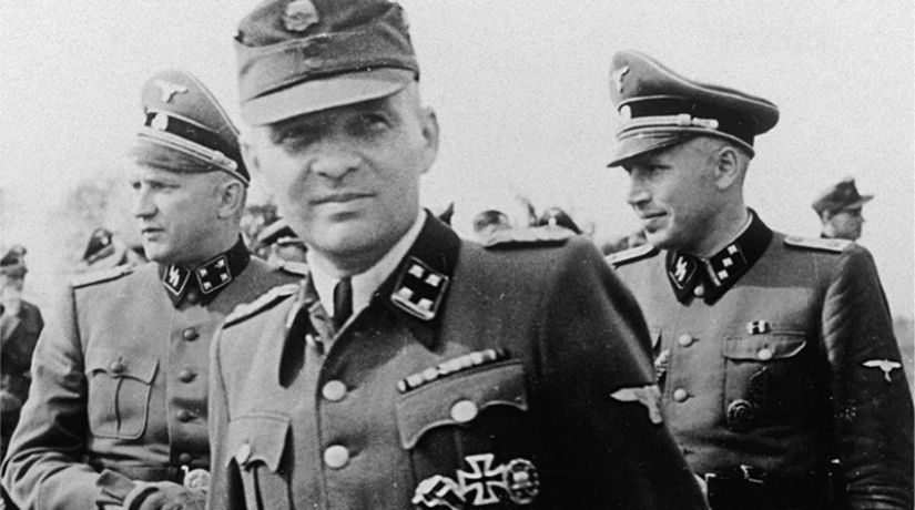 Deadly striptease in Auschwitz Deadly striptease in Auschwitz