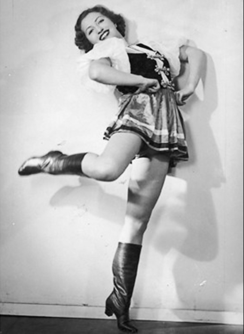 Deadly striptease in Auschwitz Deadly striptease in Auschwitz