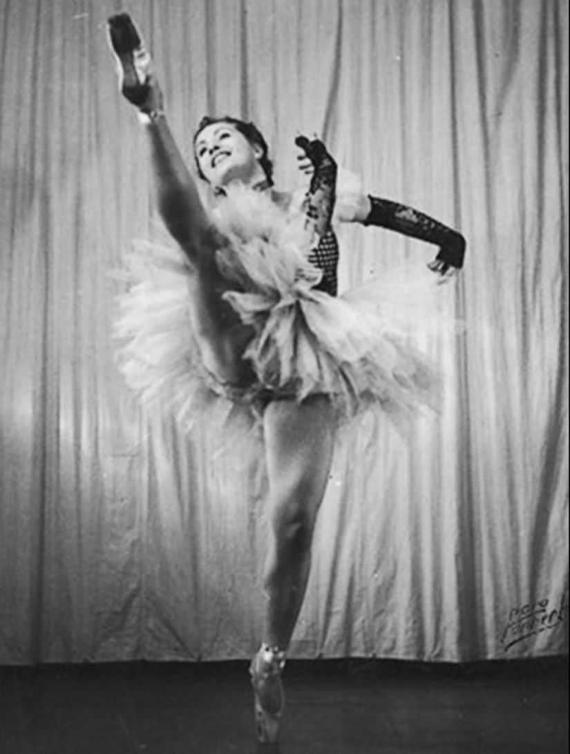 Deadly striptease in Auschwitz Deadly striptease in Auschwitz