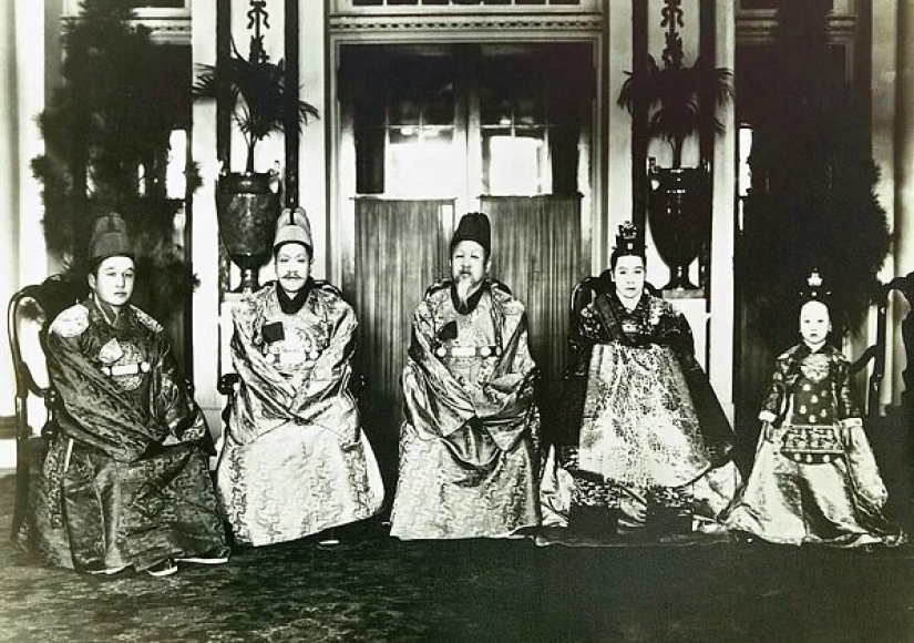 Deok Hye is a Korean princess whose life turned out to be scarier than any fairy tale. Deok Hye is a Korean princess whose life turned out to be scarier than any fairy tale.