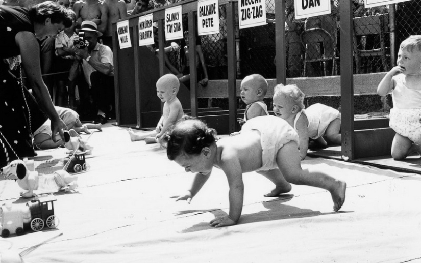 Derby en pañales: cómo eran las carreras retro de bebés gateando