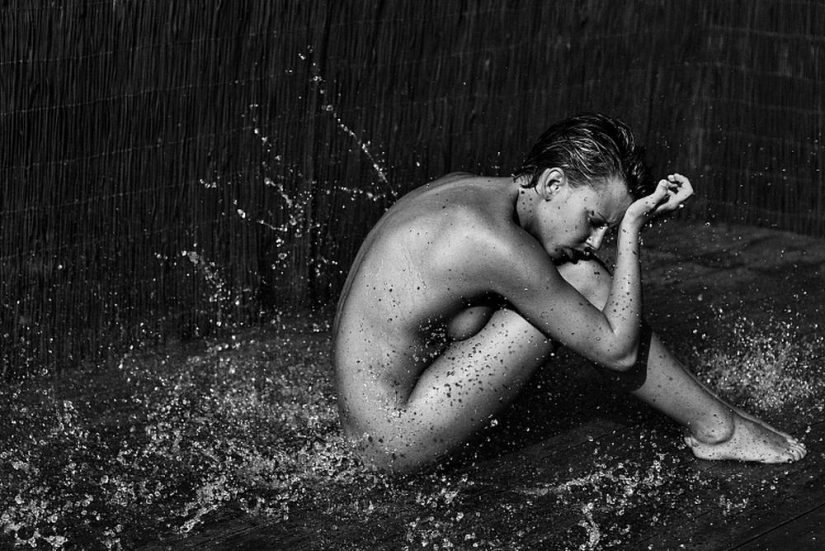 Desnudo en blanco y negro de Lukas Dvorak Desnudo en blanco y negro de Lukas Dvorak