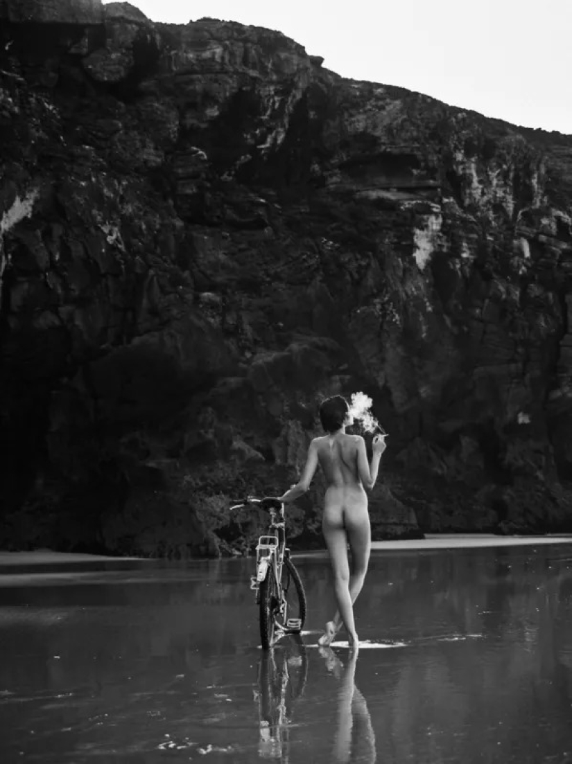 Desnudo en blanco y negro de Lukas Dvorak Desnudo en blanco y negro de Lukas Dvorak