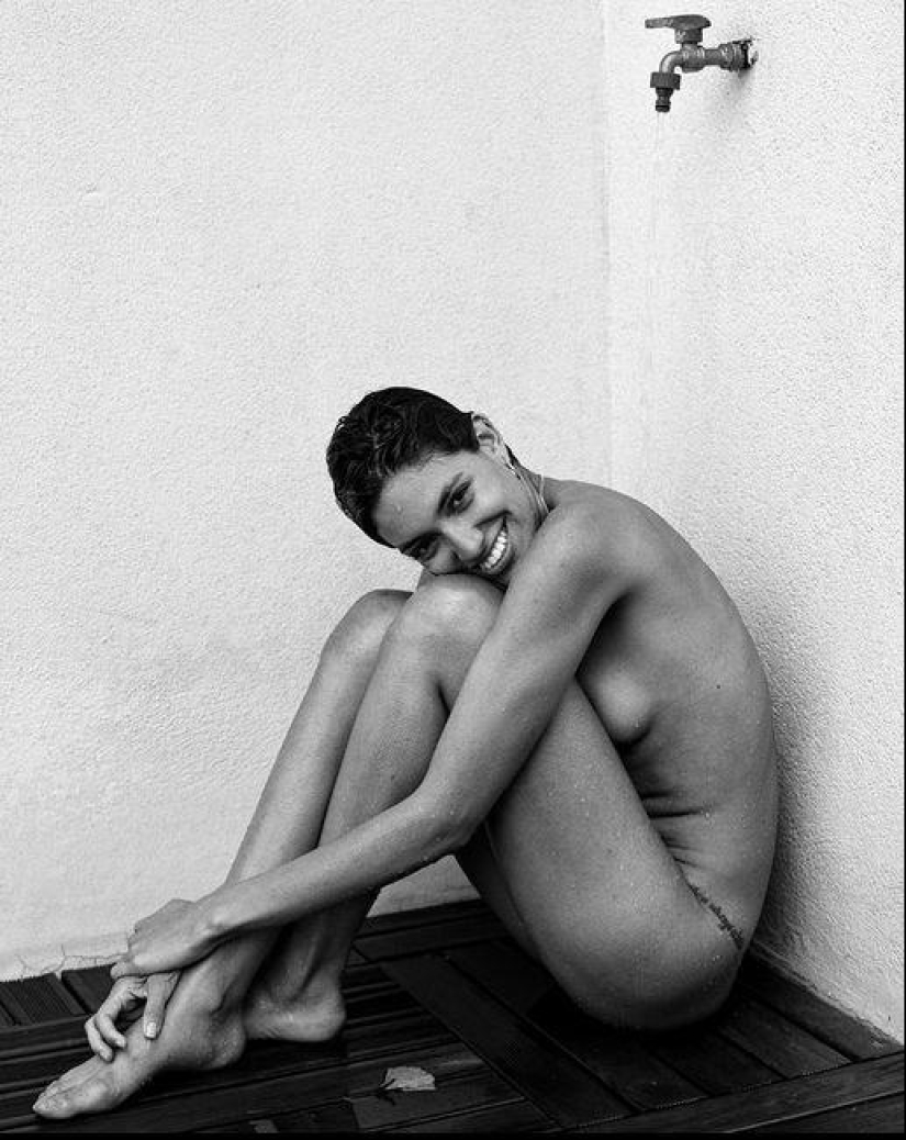 Desnudo en blanco y negro de Lukas Dvorak Desnudo en blanco y negro de Lukas Dvorak