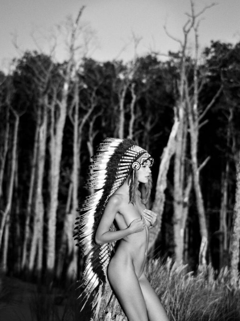 Desnudo en blanco y negro de Lukas Dvorak Desnudo en blanco y negro de Lukas Dvorak