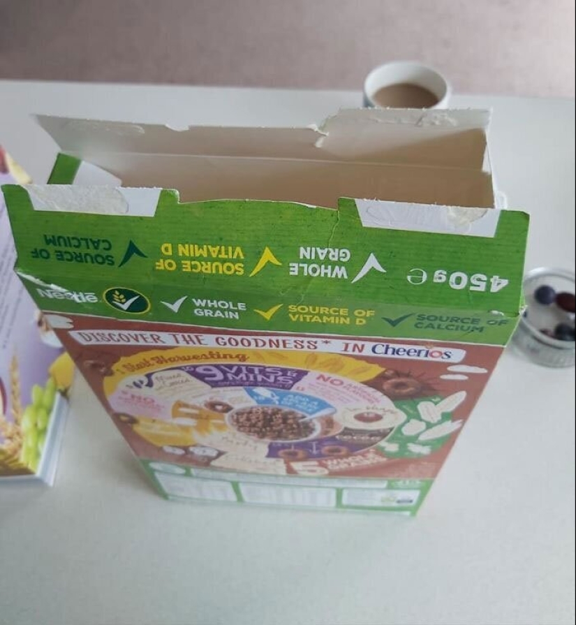 Detailed instructions on how to properly close the cardboard packaging with cereals Detailed instructions on how to properly close the cardboard packaging with cereals