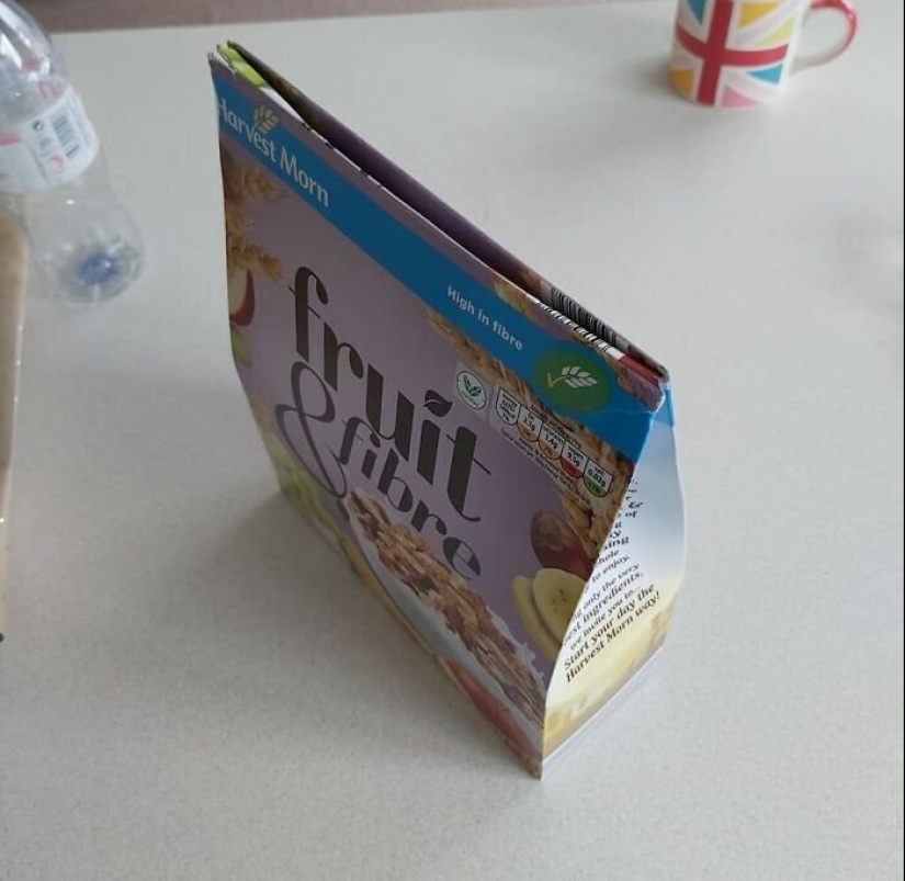 Detailed instructions on how to properly close the cardboard packaging with cereals Detailed instructions on how to properly close the cardboard packaging with cereals