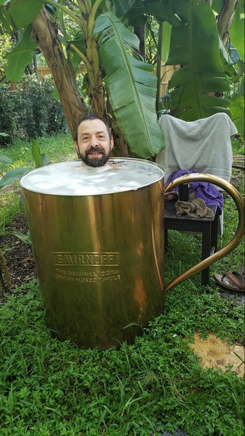 Discoteca de cerdo, el teléfono boca y otras curiosidades, comprado con ella