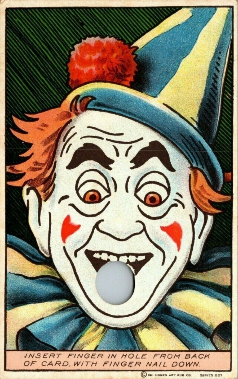 Diversión de hace un siglo: Extrañas postales interactivas con agujeros para los dedos Diversión de hace un siglo: Extrañas postales interactivas con agujeros para los dedos