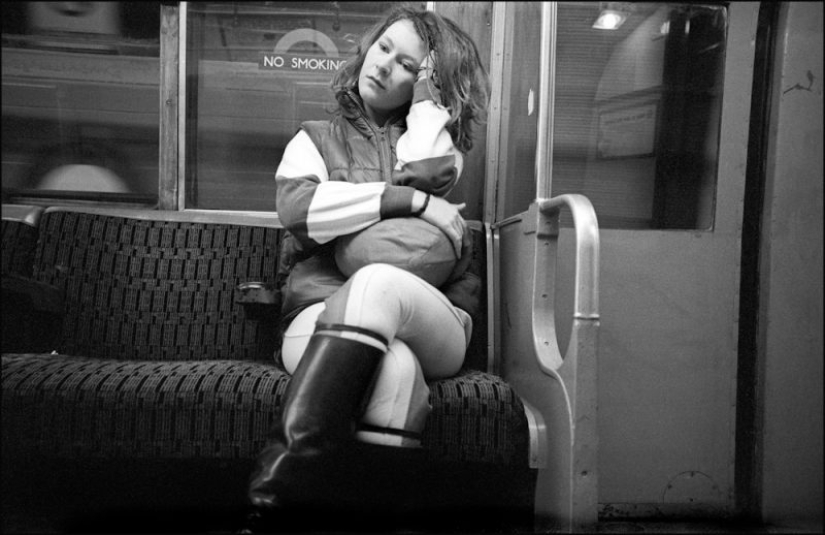 "Down the pipe": a London photographer with years, quietly filming the passengers of the subway "Down the pipe": a London photographer with years, quietly filming the passengers of the subway