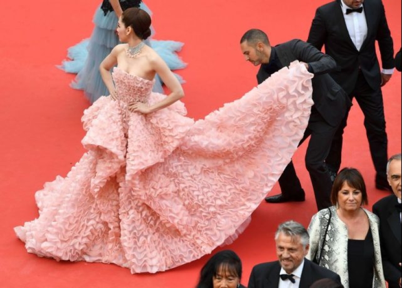 Dress holder and food carrier: what the assistants of the stars really do Dress holder and food carrier: what the assistants of the stars really do