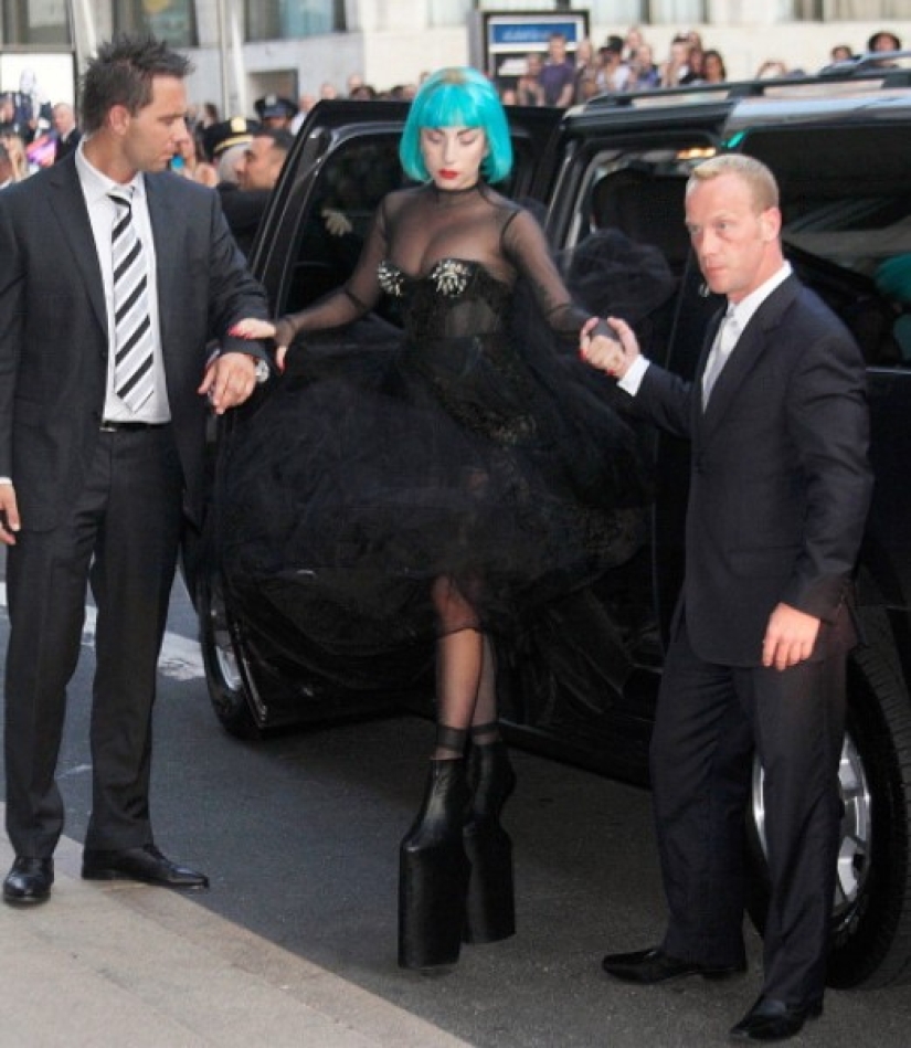 Dress holder and food carrier: what the assistants of the stars really do Dress holder and food carrier: what the assistants of the stars really do