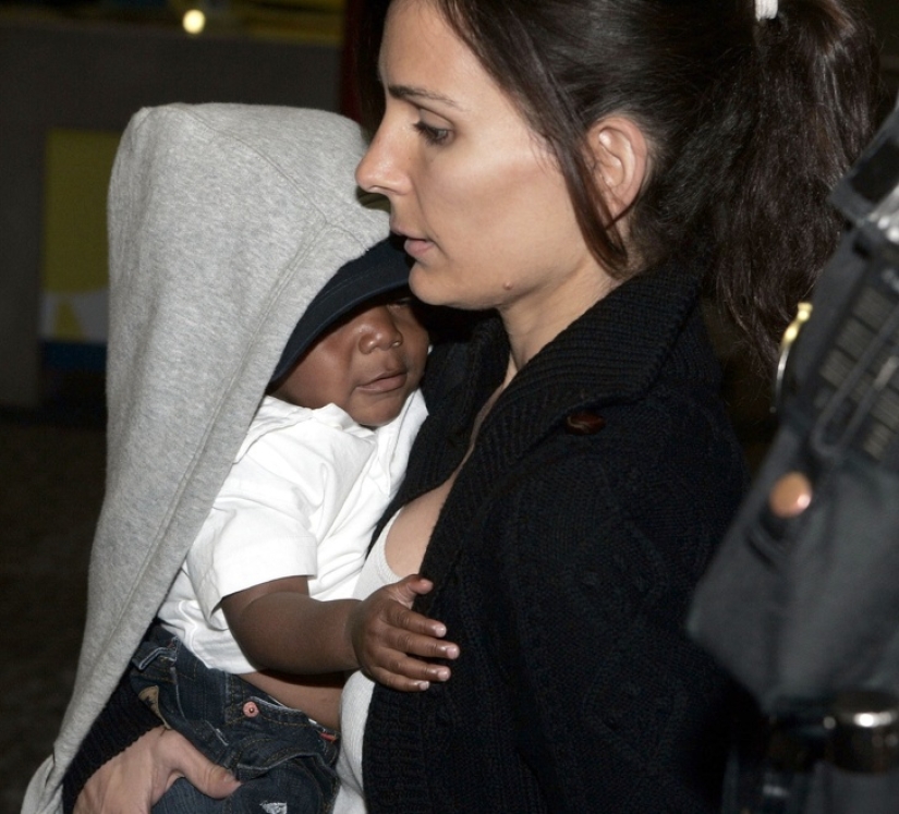 Dress holder and food carrier: what the assistants of the stars really do Dress holder and food carrier: what the assistants of the stars really do