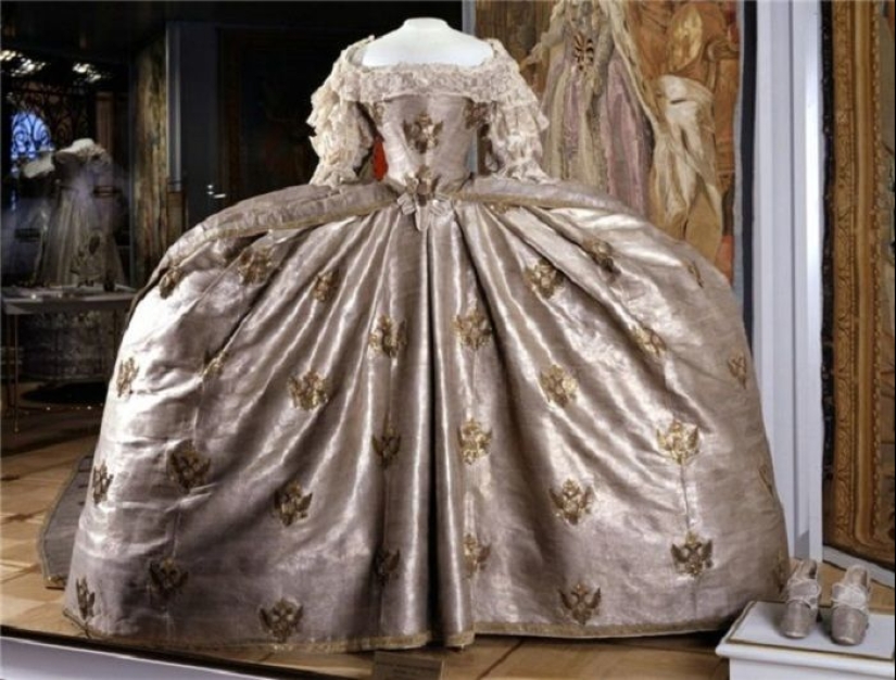 Dress Mantua luxurious, but terribly uncomfortable invention gallant century Dress Mantua luxurious, but terribly uncomfortable invention gallant century