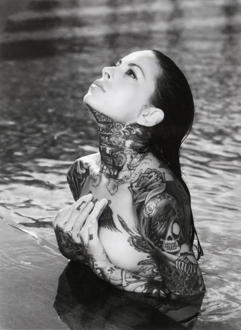 Dressed in a tattoo: "painted" the muses of Warwick Saint