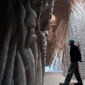 Durante 25 años, solo, creó un mundo subterráneo de cuento de hadas