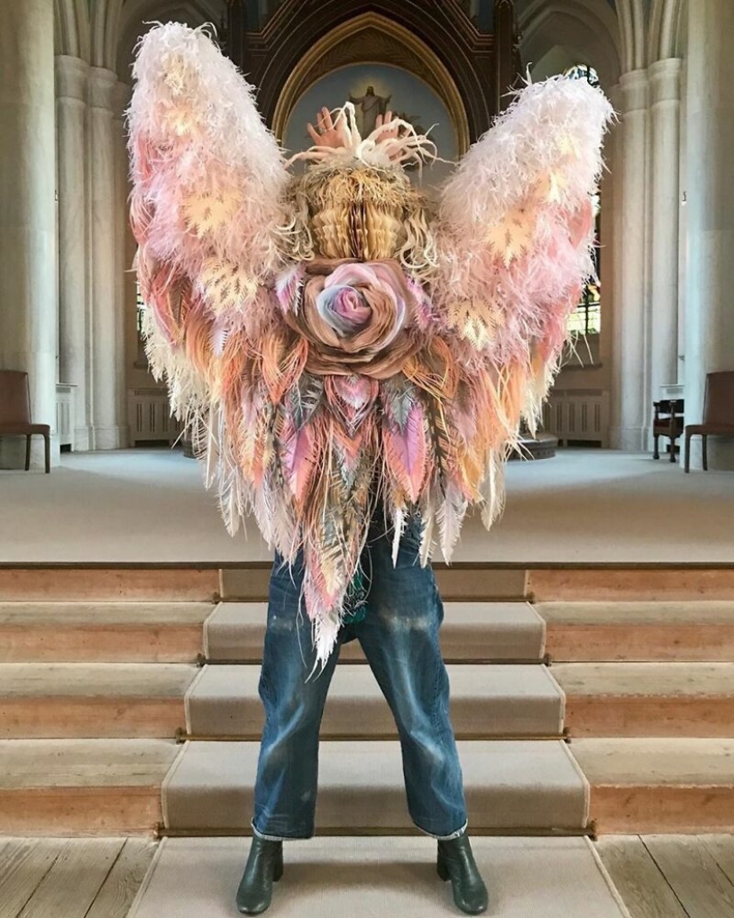 "Each of us needs beauty": why does this woman create huge flowers