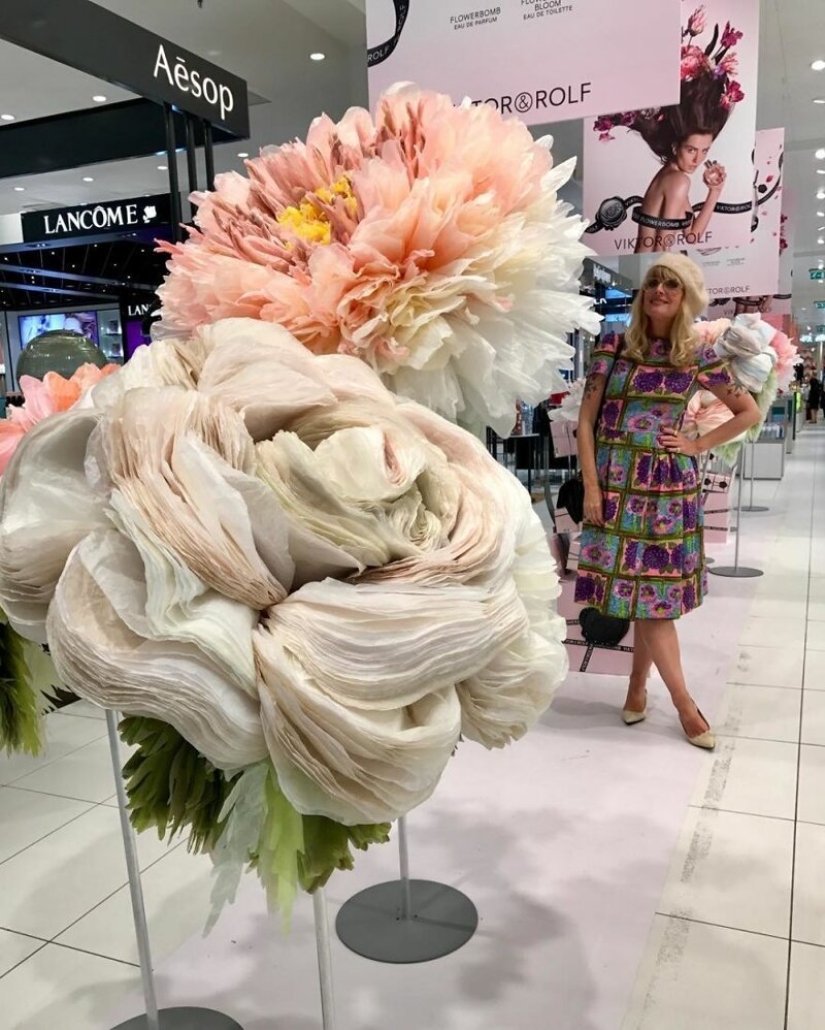 "Each of us needs beauty": why does this woman create huge flowers