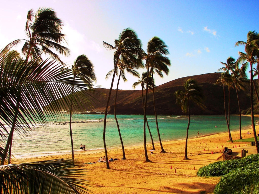 Earthly Paradise — Hawaiian beach inside an ancient crater