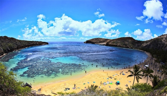 Earthly Paradise — Hawaiian beach inside an ancient crater