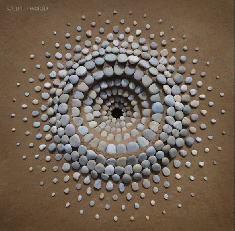 El artista crea el estado de ánimo de sus impresionantes obras de las piedras en la playa El artista crea el estado de ánimo de sus impresionantes obras de las piedras en la playa