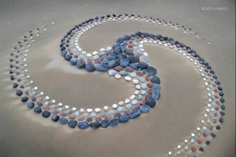 El artista crea el estado de ánimo de sus impresionantes obras de las piedras en la playa El artista crea el estado de ánimo de sus impresionantes obras de las piedras en la playa