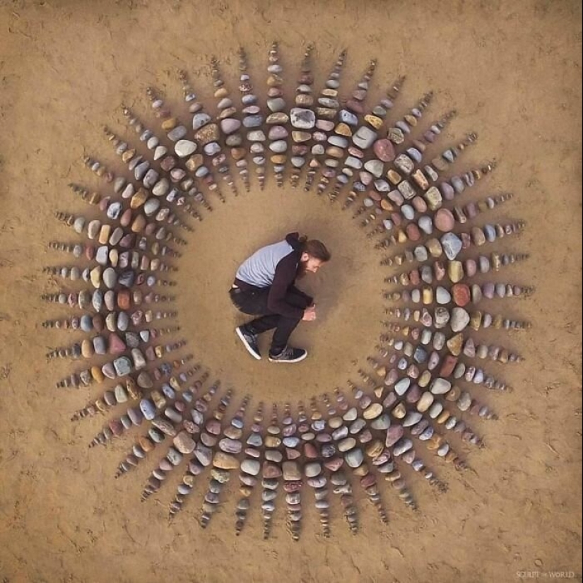 El artista crea el estado de ánimo de sus impresionantes obras de las piedras en la playa El artista crea el estado de ánimo de sus impresionantes obras de las piedras en la playa