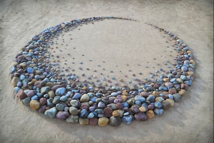 El artista crea el estado de ánimo de sus impresionantes obras de las piedras en la playa El artista crea el estado de ánimo de sus impresionantes obras de las piedras en la playa