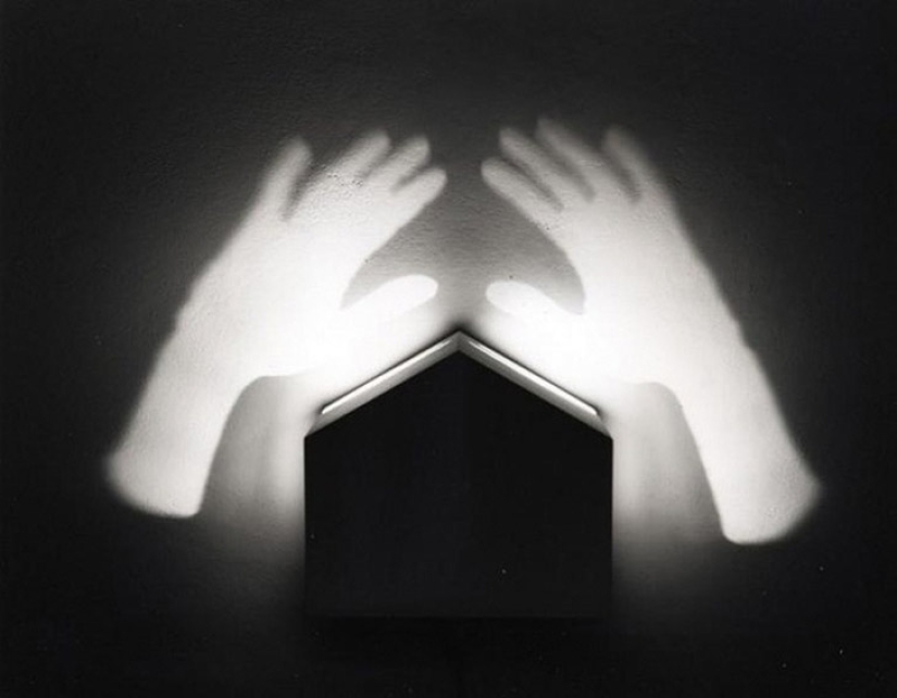 El artista que pinta con sombras