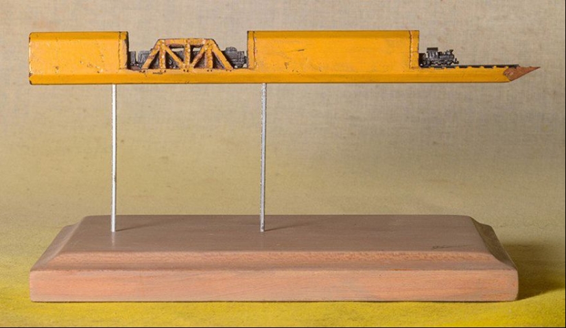 El artista recorta pequeñas obras maestras de pizarras de lápiz El artista recorta pequeñas obras maestras de pizarras de lápiz